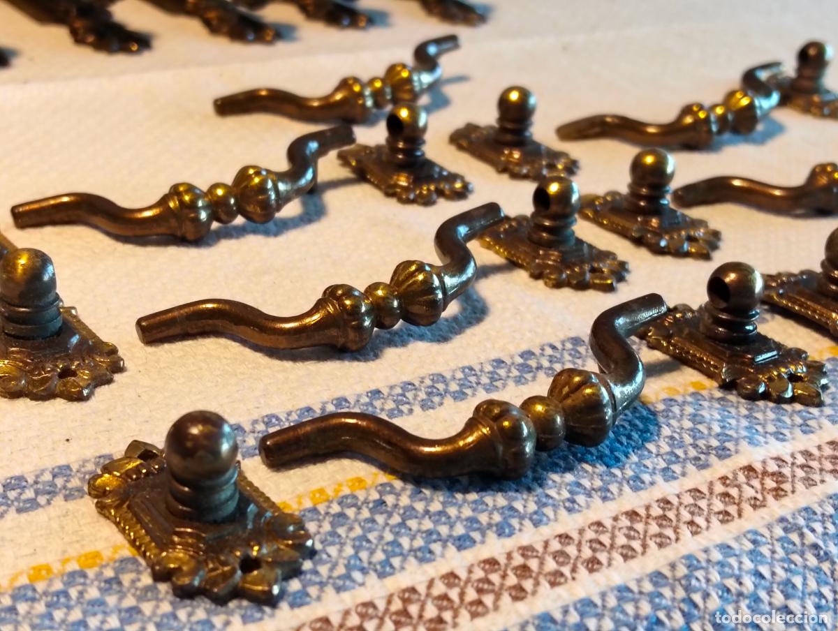 Antig&uuml;edades: Lote 6 tiradores de metal de bronce para mueble antiguo c&oacute;moda para repuestos a&ntilde;os 50