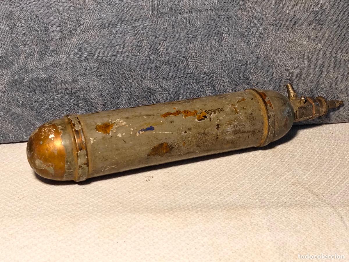Antiquit&auml;ten: Extintor para apagar fuego de lat&oacute;n de peque&ntilde;o tama&ntilde;o de ambulancia para extinguir fuego a&ntilde;os 50