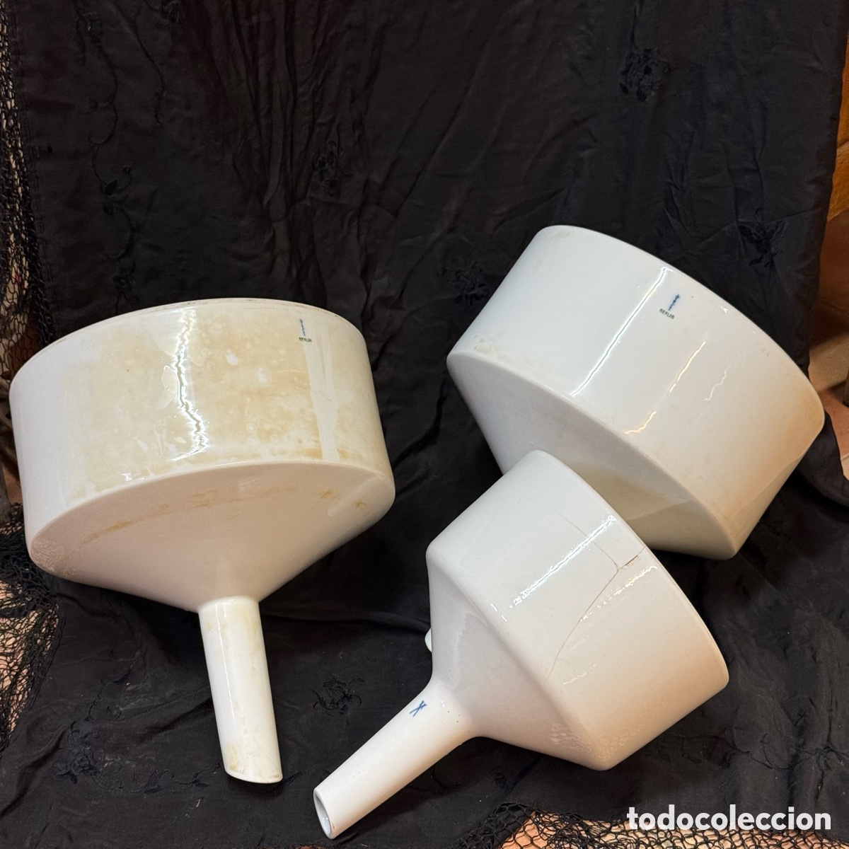 Oggetti Antichi: Lote de tres grandes embudos de farmacia con filtro - Porcelana Alemana - Meissen - Berlin