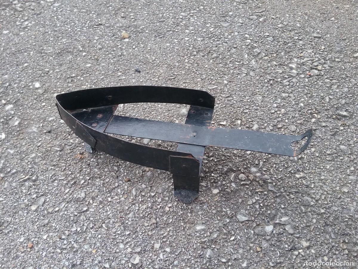 Antig&uuml;edades: BASE DE HIERRO PARA PLANCHA ANTIGUA - Foto 2