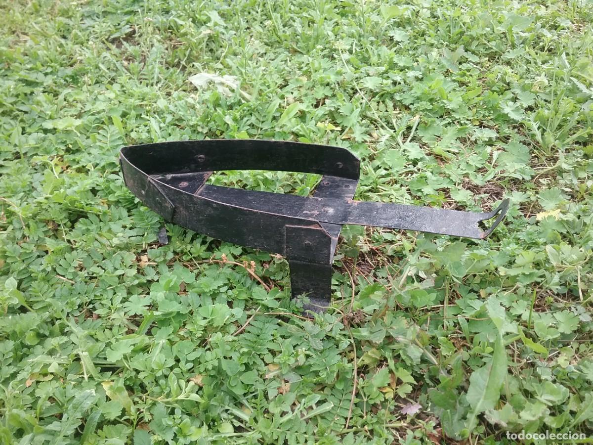 Antig&uuml;edades: BASE DE HIERRO PARA PLANCHA ANTIGUA - Foto 3