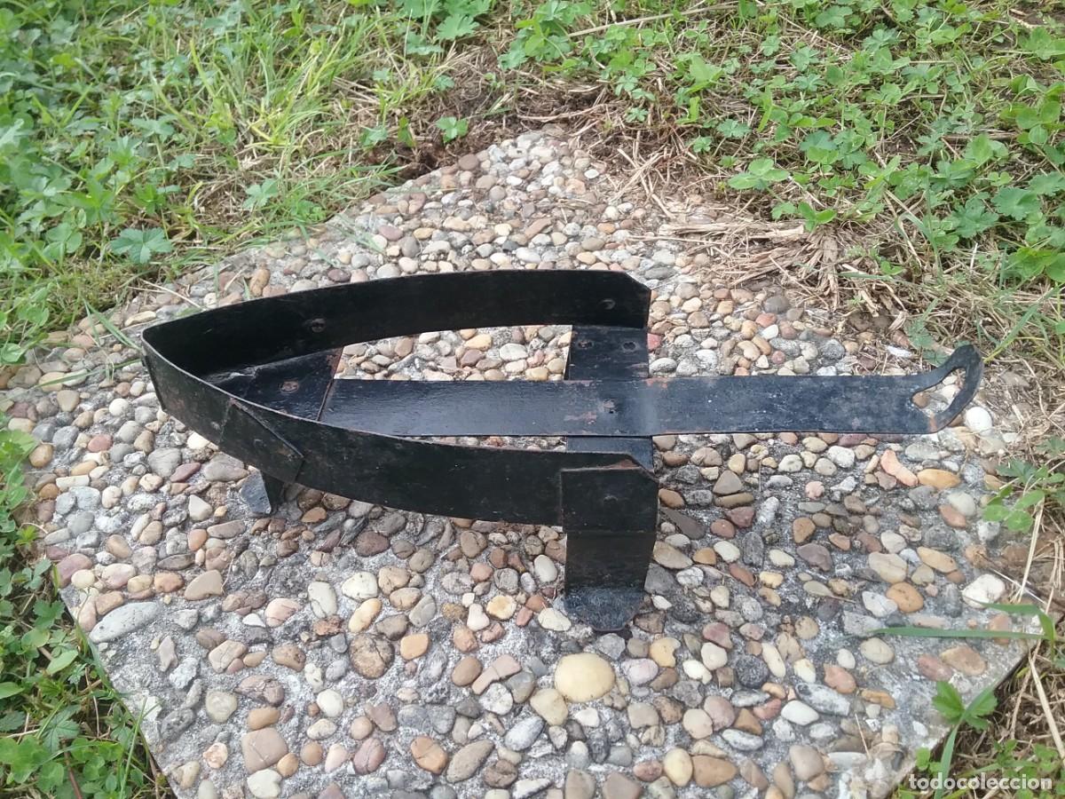 Antig&uuml;edades: BASE DE HIERRO PARA PLANCHA ANTIGUA - Foto 5