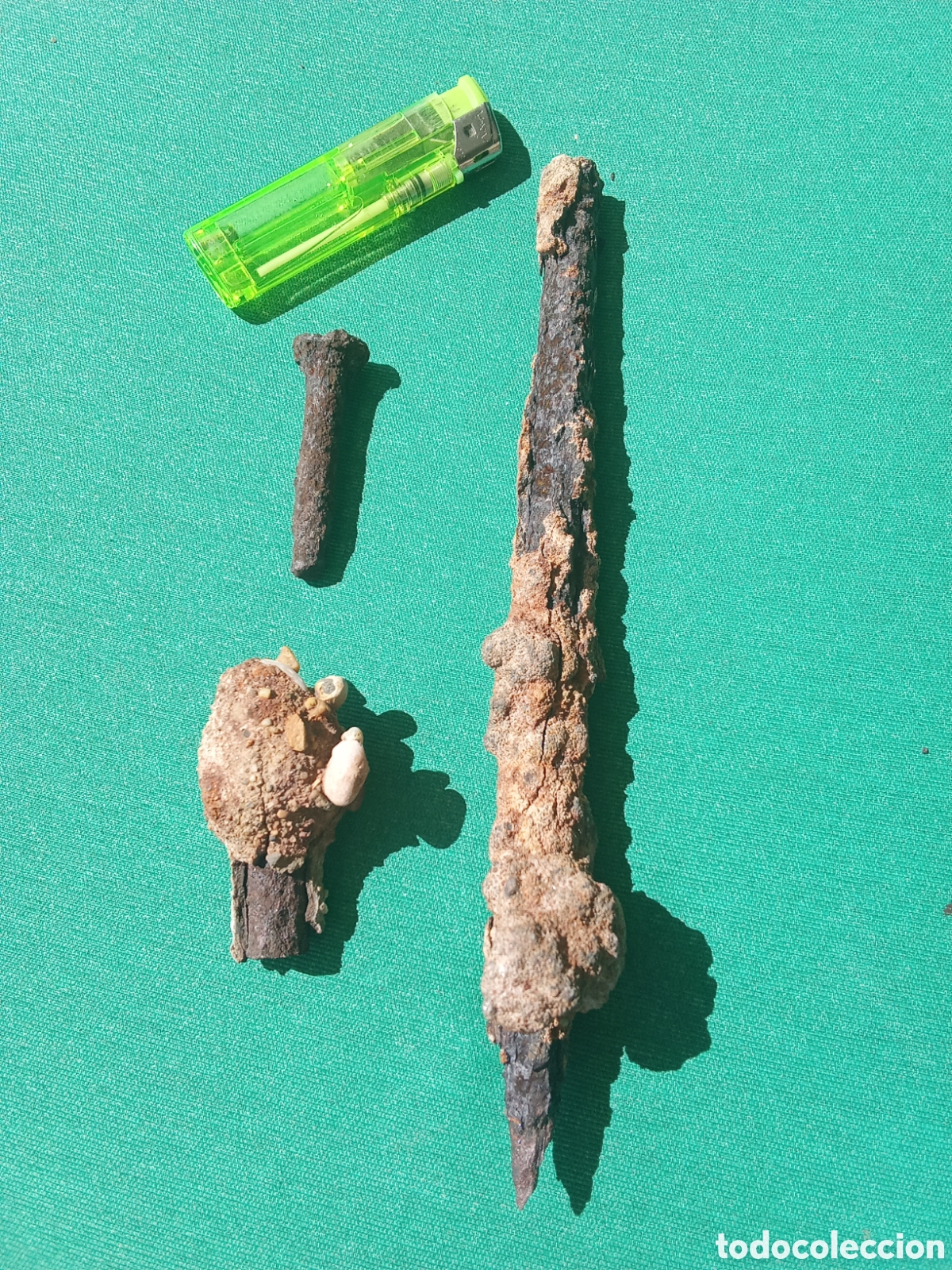 Antig&uuml;edades: CLAVOS ANTIGUOS CON CORAL