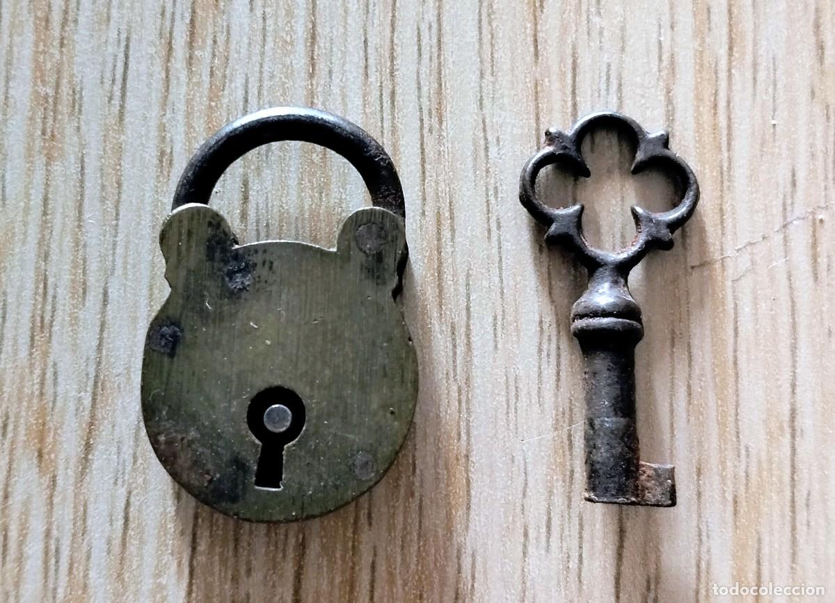 Antig&uuml;edades: ANTIGUO CANDADO CON LLAVE - Medidas: 2,8 cm x 1,8 cm x 0,6 cm - Llave: 2,7 cm x 1,3 cm - Peso: 10 g