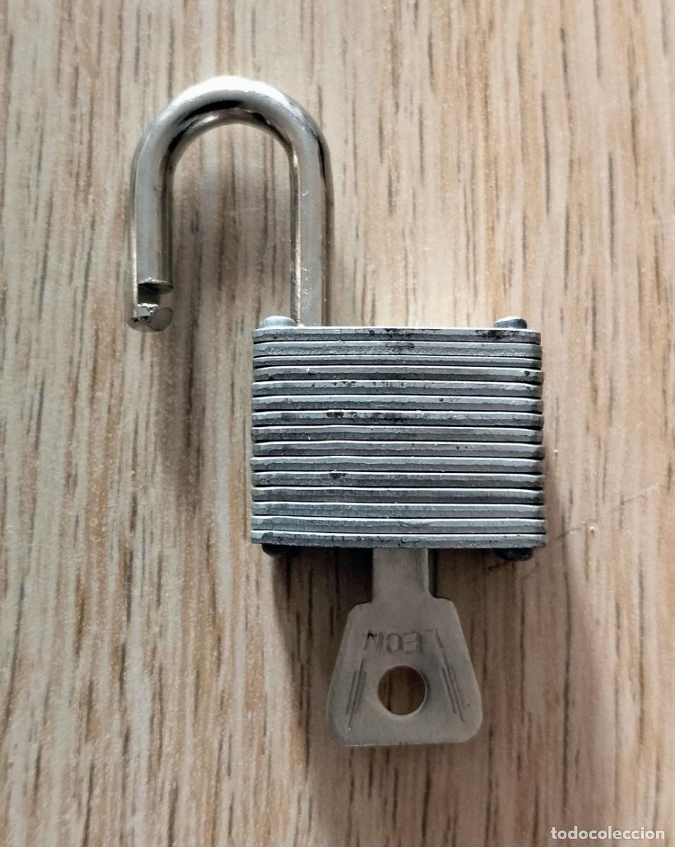 Antig&uuml;edades: ANTIGUO CANDADO CON LLAVE (B)- Medidas: 3,5 cm x 2,5 cm x 1,2 cm-Llave: 3,4 cm x 1,3 cm-Peso: 40 g.