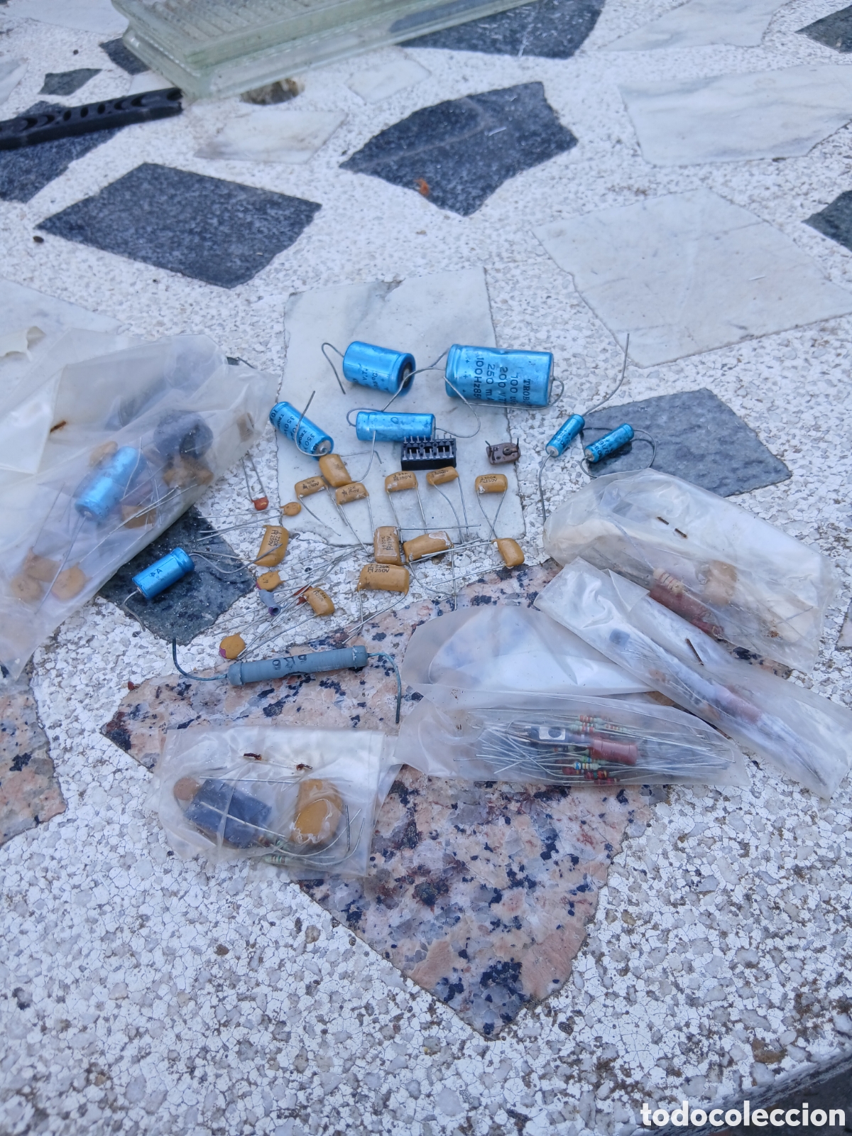 Antig&uuml;edades: Lote de condensadores el&eacute;ctricos y resistencias antiguos