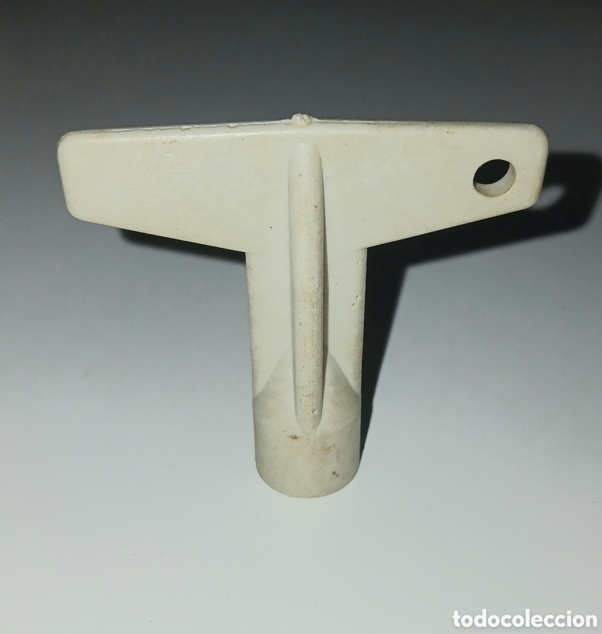 Antig&uuml;edades: Llave Triangular de Pl&aacute;stico / Llave de Cabina de Contadores
