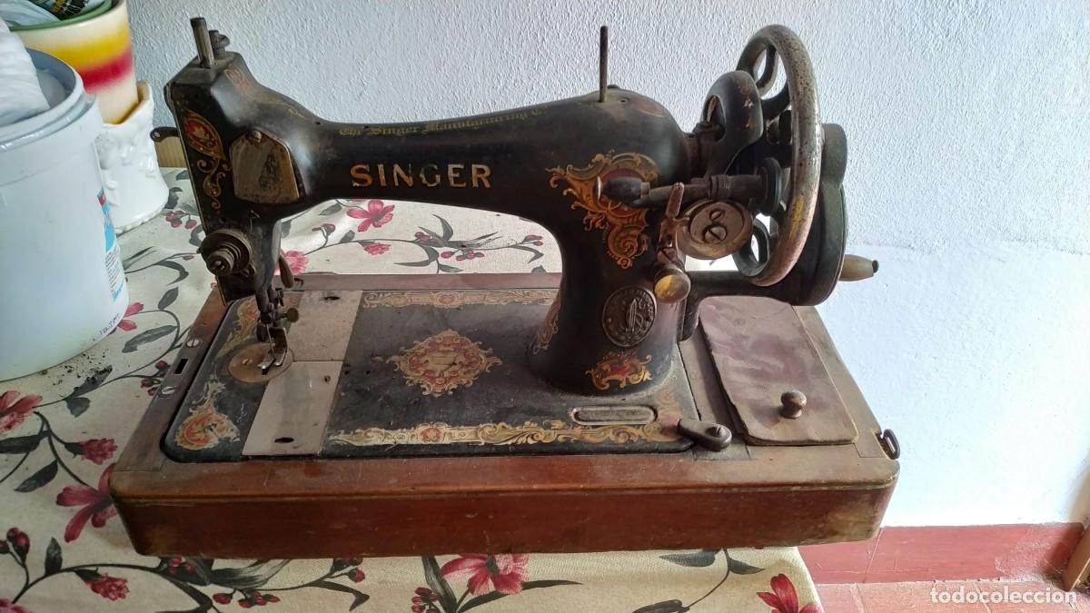 Antig&uuml;edades: M&aacute;quina de Coser Vintage SINGER de Manivela con Base de Madera &ndash; Decoraci&oacute;n / Colecci&oacute;n