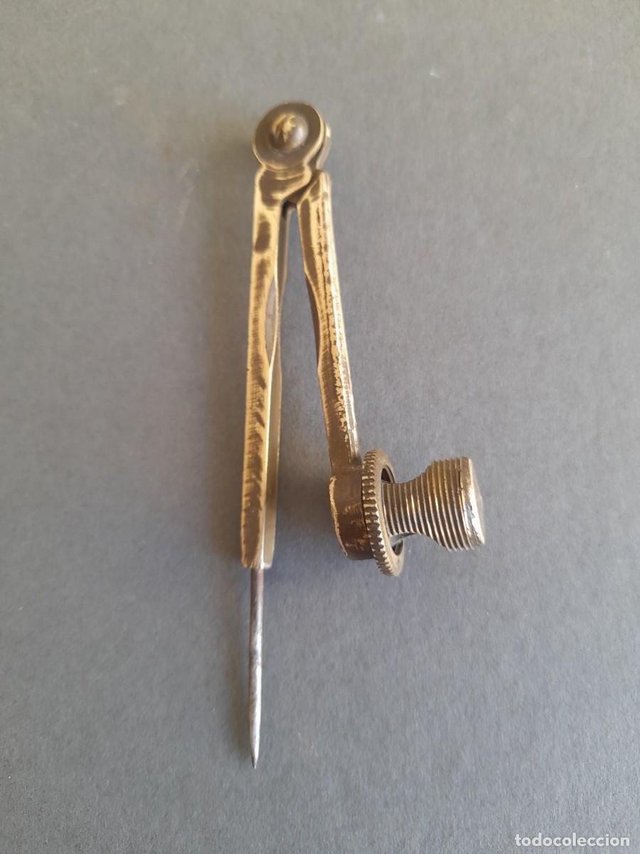 Antig&uuml;edades: Peque&ntilde;o comp&aacute;s de laton, para l&aacute;piz, 9.5cm aprox
