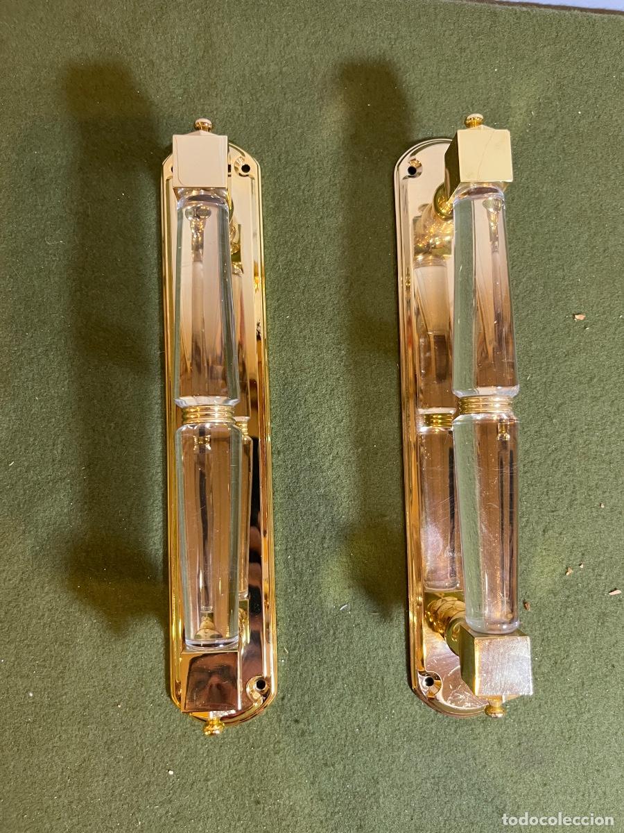 Antig&uuml;edades: Pareja de antiguos tiradores de puerta en lat&oacute;n dorado y cristal &ndash; Manillones vintage &ndash; 28 cm