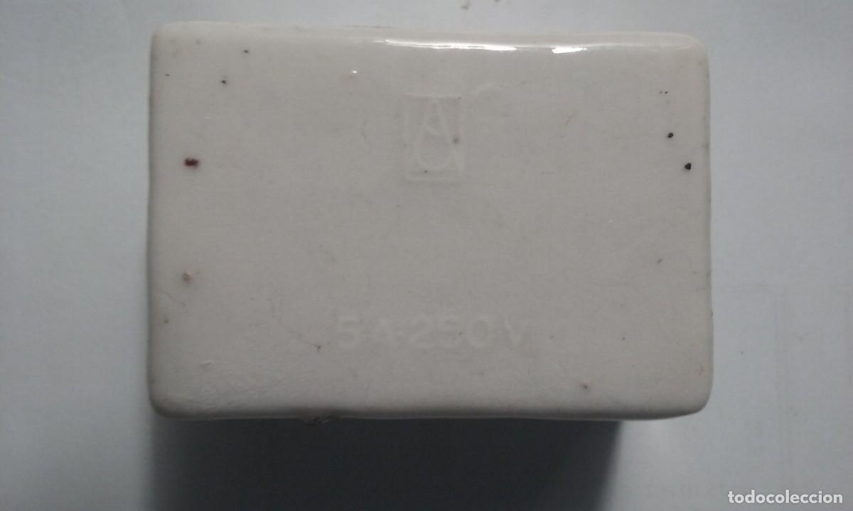 Antig&uuml;edades: ANTIGUOS FUSIBLES DE PORCELANA.