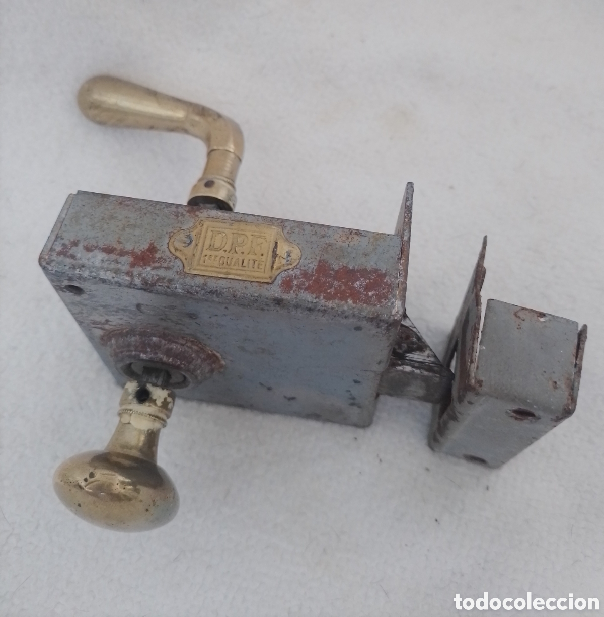 Antig&uuml;edades: Antigua cerradura resbal&oacute;n con manilla lat&oacute;n.