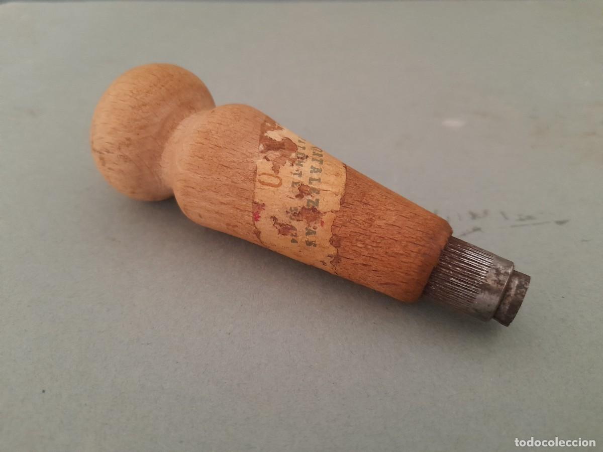 Antig&uuml;edades: portalezna de zapatero o parecido, madera y acero , 10cm aprox