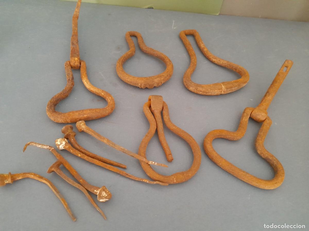 Antig&uuml;edades: 5 antiguas aldabas / picaportes /llamadores de hierro, 2 incompletos, y sus clavos