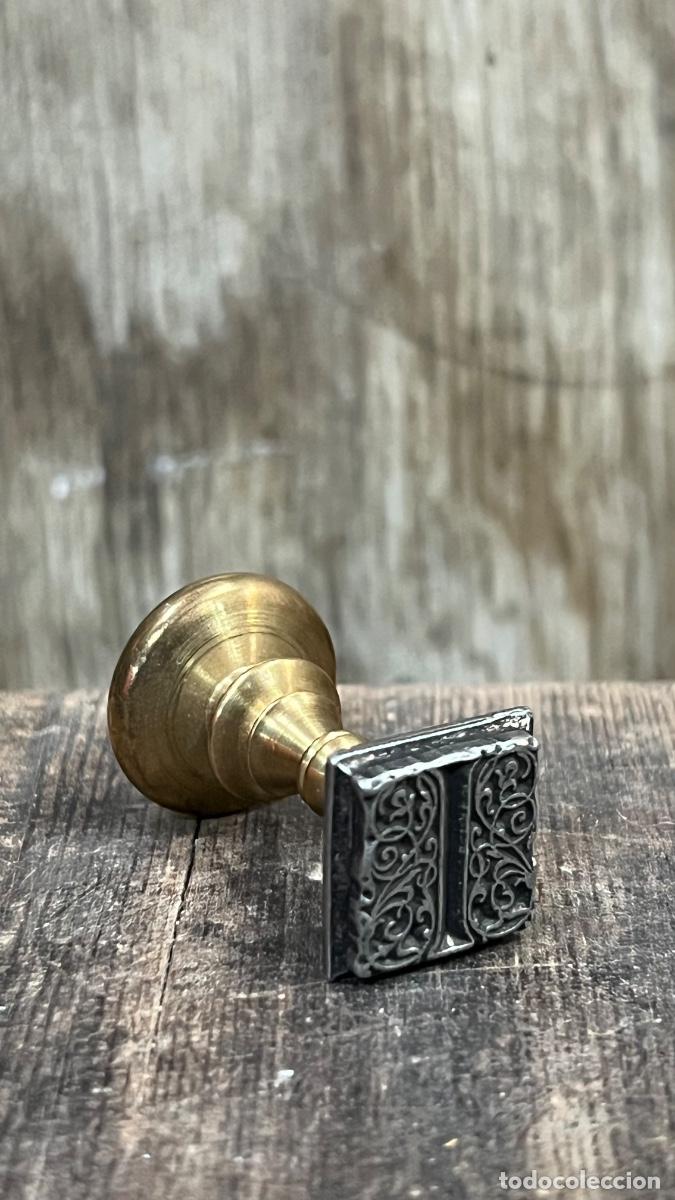 Antig&uuml;edades: Sello bronce acero lacre o ex-libris letra capitular I roleos vegetales ppio s XX 4,3x2cms