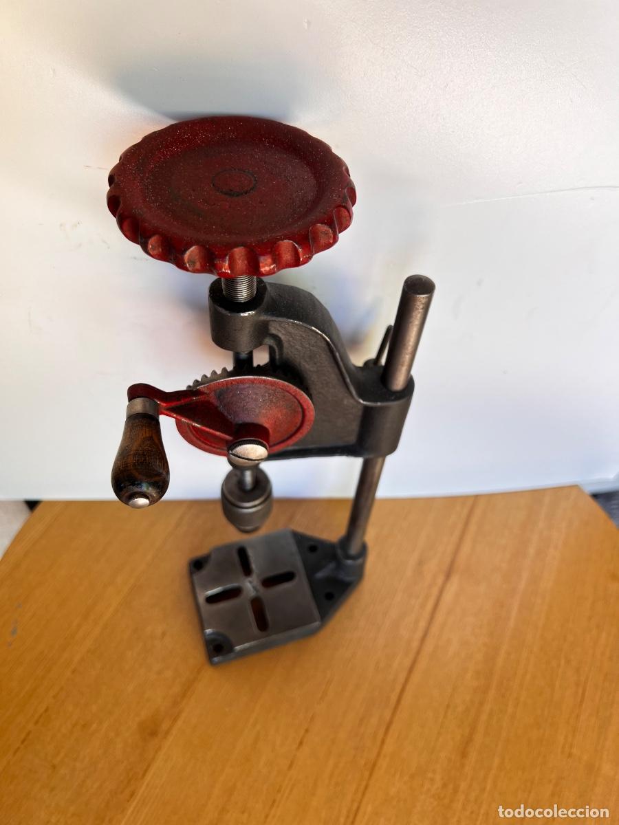 Antig&uuml;edades: Taladro de manivela sobre columna de 28 a 30 cm de alto