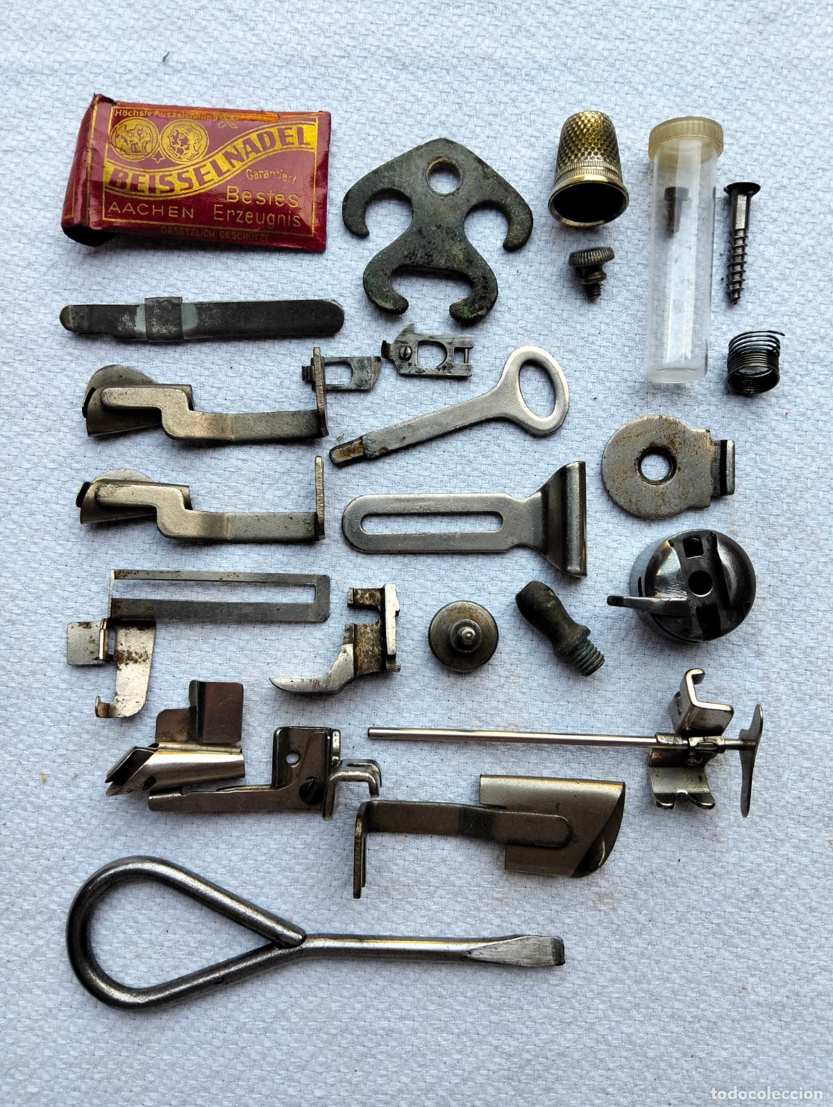 Antig&uuml;edades: Lote herramientas repuestos metal complementos para m&aacute;quina de coser antigua Alfa a&ntilde;os 60