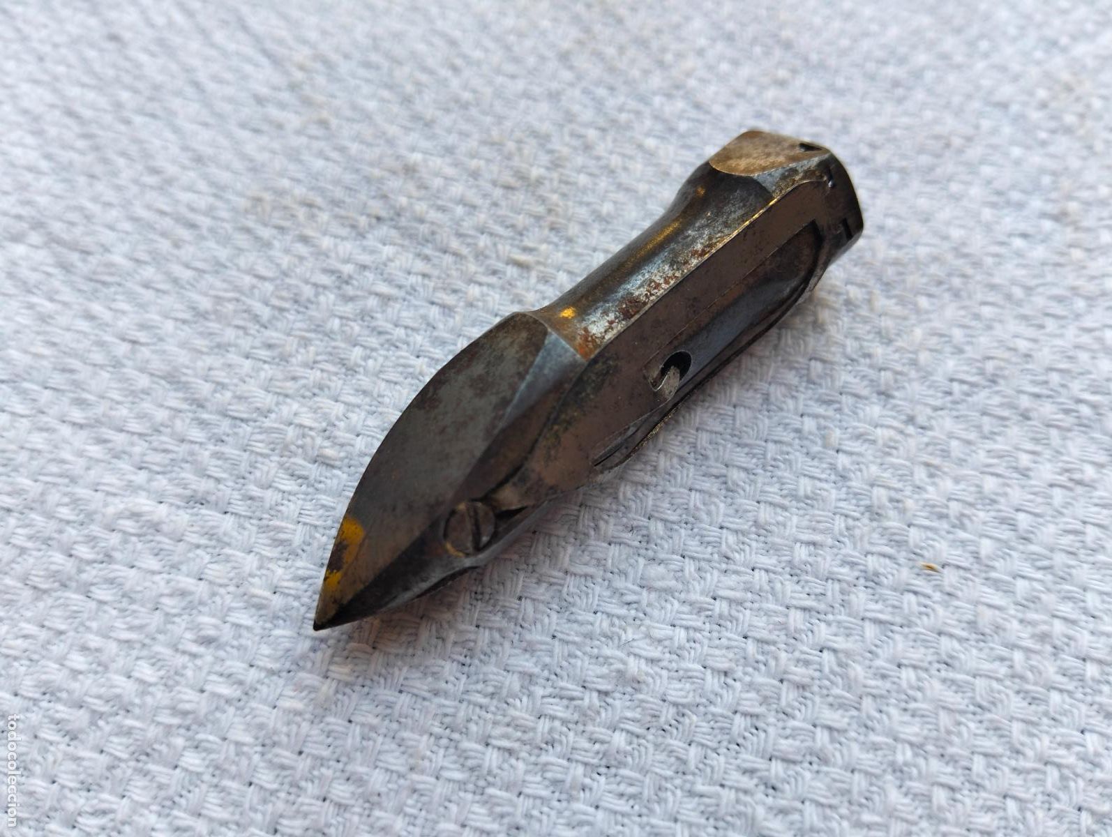 Antig&uuml;edades: Antigua lanzadera tipo estilo bellota para m&aacute;quina de coser de metal color plateado bullet shuttle