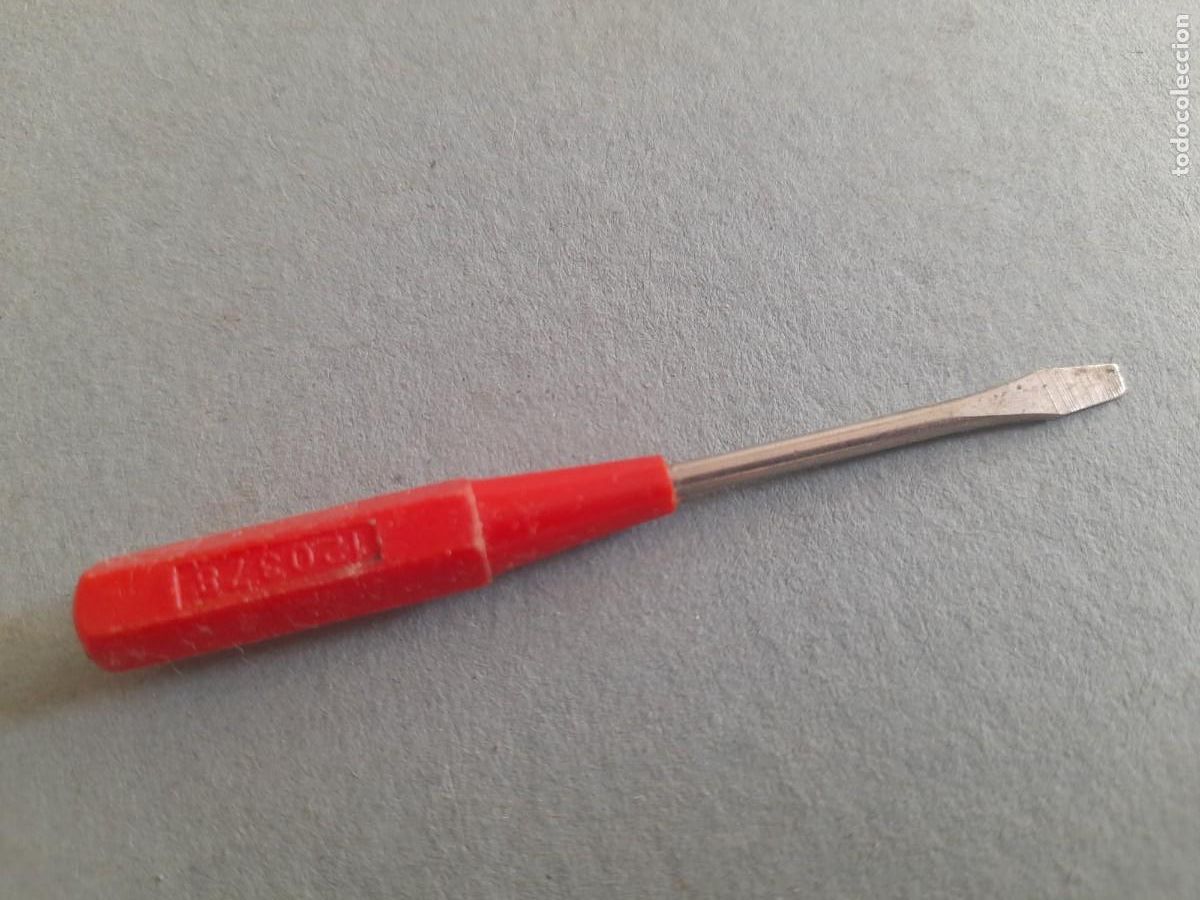 Antig&uuml;edades: mini destornillador con mango rojo, numerado 120378, 7cm aprox