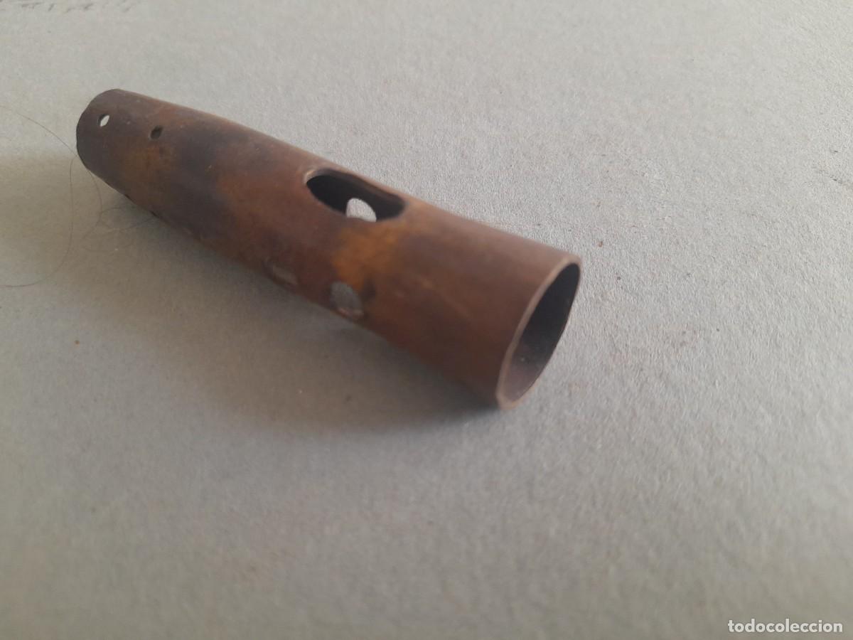 Antig&uuml;edades: ca&ntilde;on de soblete antiguo, laton, 7cm aprox, diametro 1,2 a 1,7cm aprox