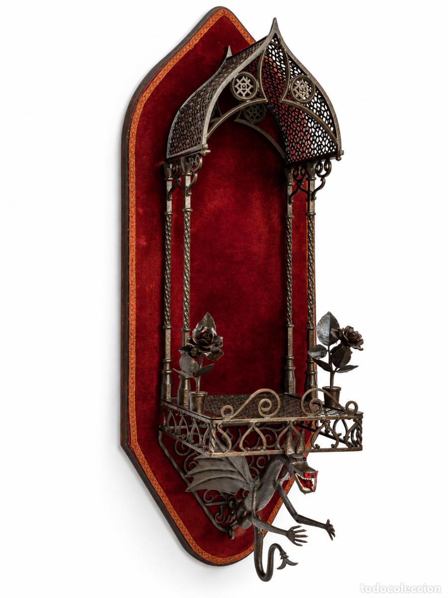 Antig&uuml;edades: Decorativa Capilla de Pared - Hierro Forjado con Drag&oacute;n - A&ntilde;o 1941 -Sobre madera tapizada Terciopelo