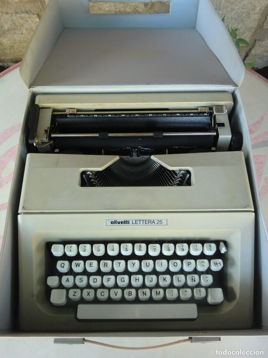 Antig&uuml;edades: M&aacute;quina de escribir antigua OLIVETTI LETTERA 25 con malet&iacute;n