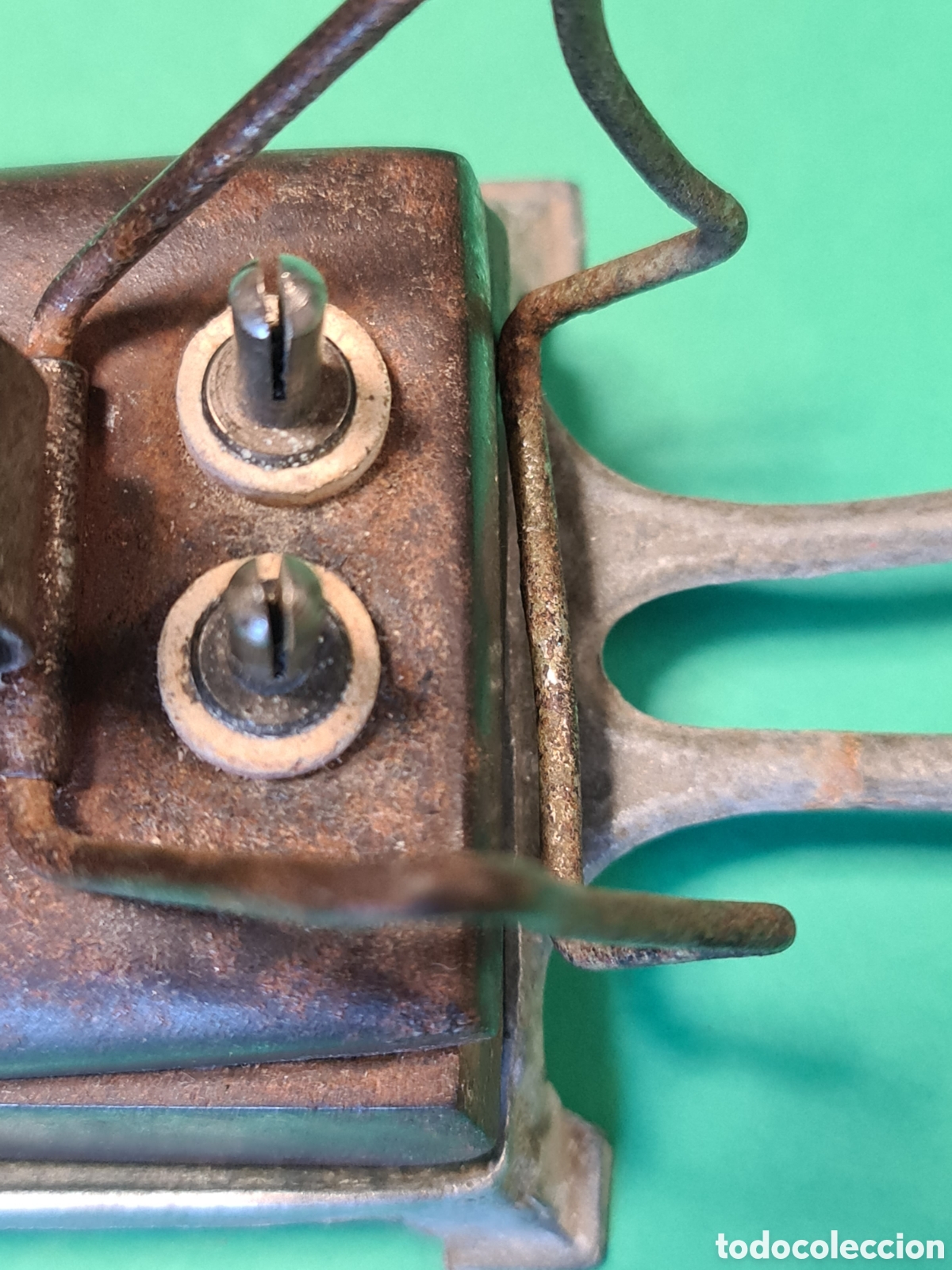 Antig&uuml;edades: Antigua plancha electrica con base. - Foto 3
