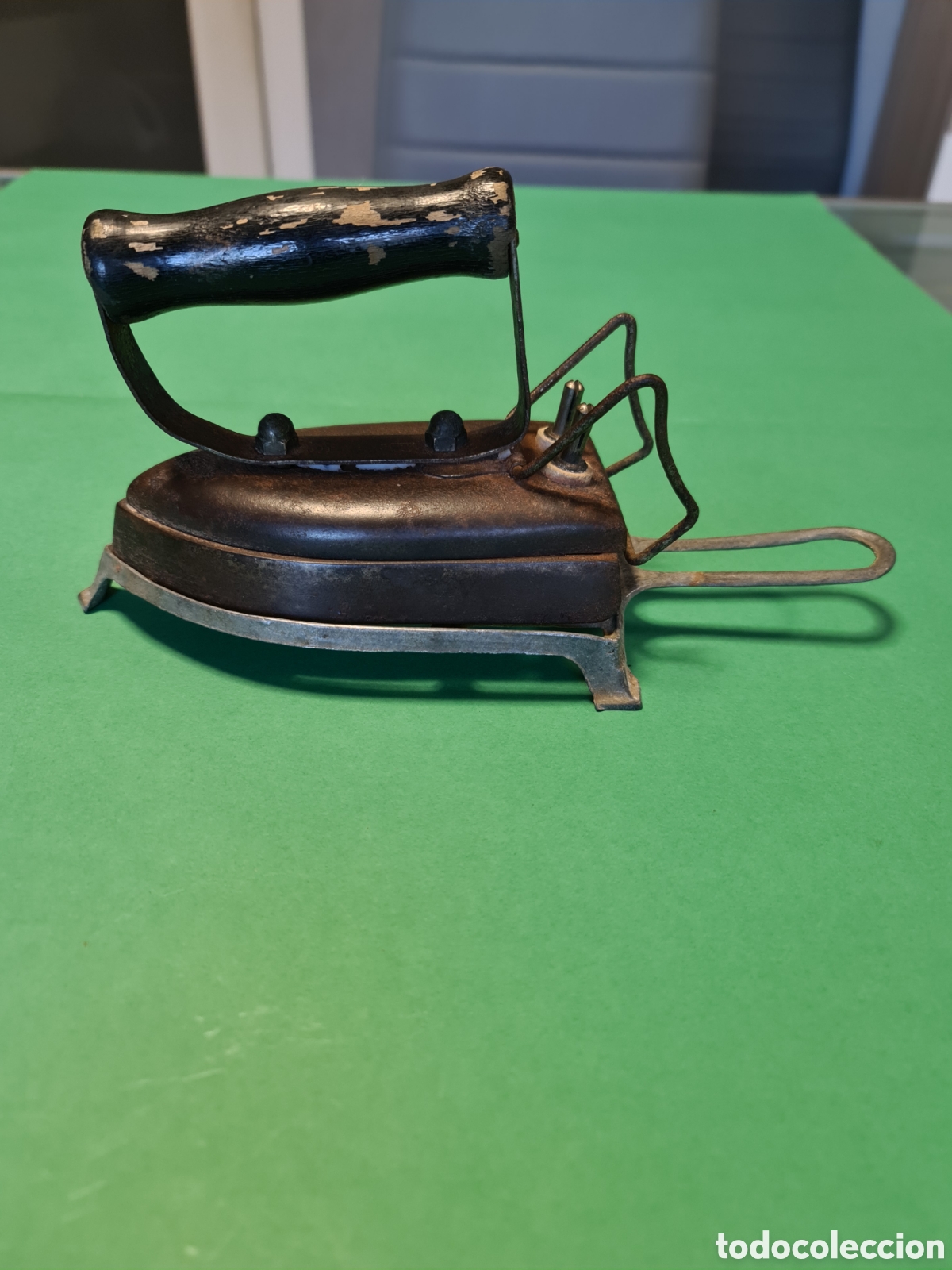 Antig&uuml;edades: Antigua plancha electrica con base. - Foto 6