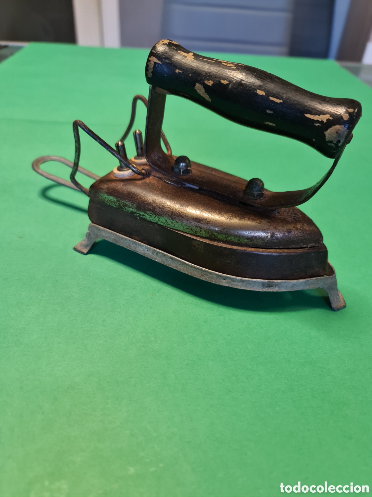 Antig&uuml;edades: Antigua plancha electrica con base. - Foto 7