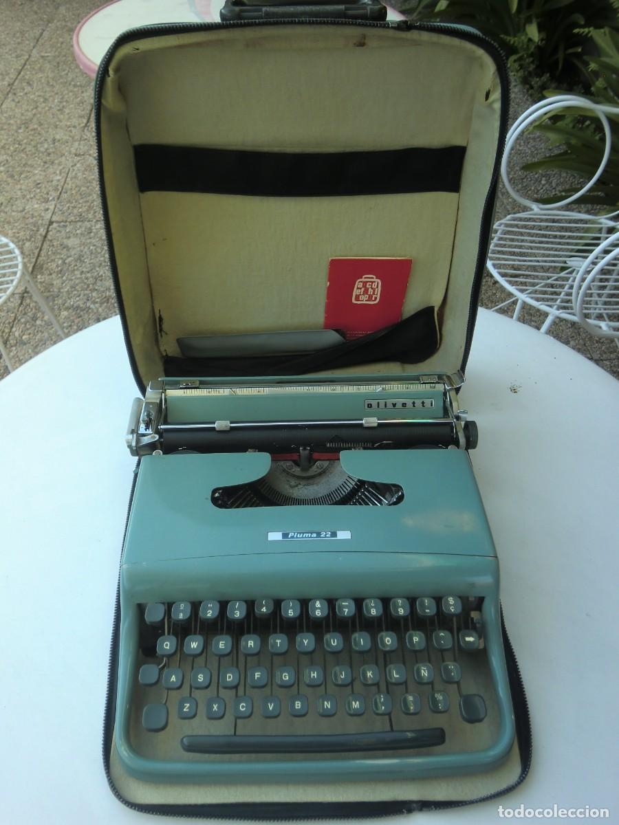 Antig&uuml;edades: M&aacute;quina de escribir antigua OLIVETTI PLUMA 22 con malet&iacute;n, instrucciones y utensilios