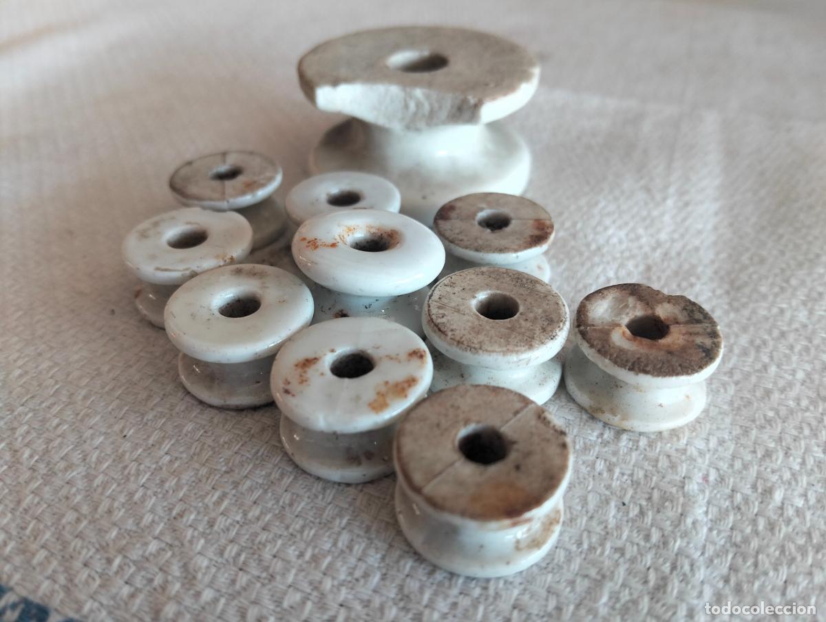 Antiguidades: Gran lote de aislantes el&eacute;ctricos de porcelana blanca para pasar hilo el&eacute;ctrico de los a&ntilde;os 30-40