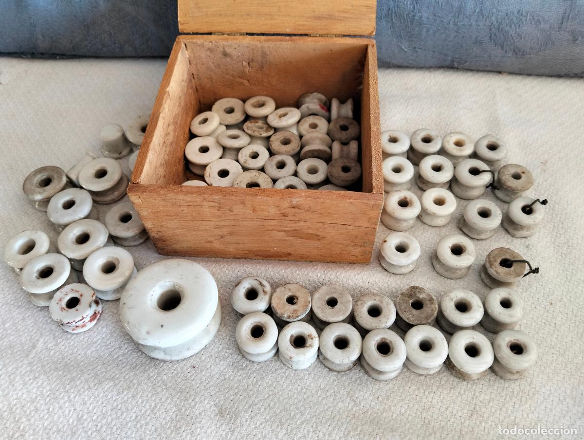 Antiquit&auml;ten: Gran lote de aislantes el&eacute;ctricos de porcelana blanca para pasar hilo el&eacute;ctrico de los a&ntilde;os 30-40