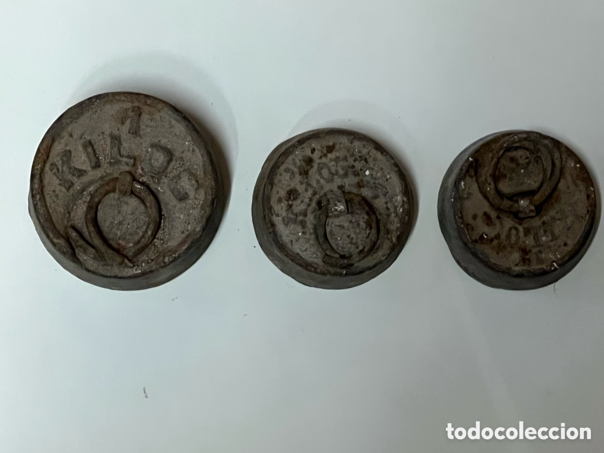 Antig&uuml;edades: 3 PESAS ANTIGUAS, una 1 KG y otras (2) de 1/2 KG de hierro fundido sin limpiar. Env&iacute;o certificado 8&euro;