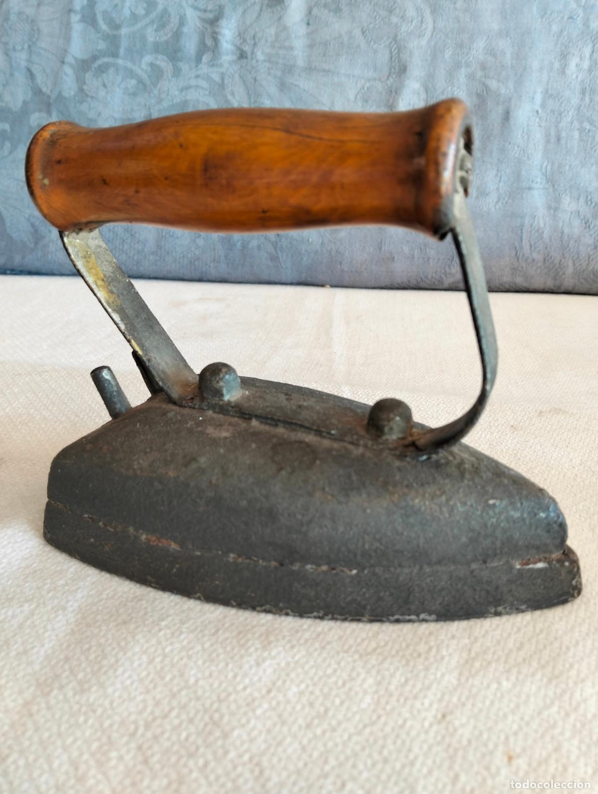 Antig&uuml;edades: Plancha antigua de hierro para planchar la ropa el&eacute;ctrica con mango de madera a&ntilde;os 40-50