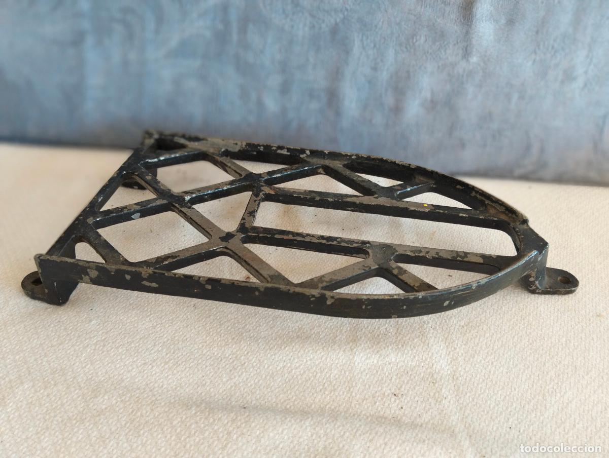 Antig&uuml;edades: Soporte salvamanteles para plancha de aluminio para no quemar tabla de planchar de los a&ntilde;os 40-50