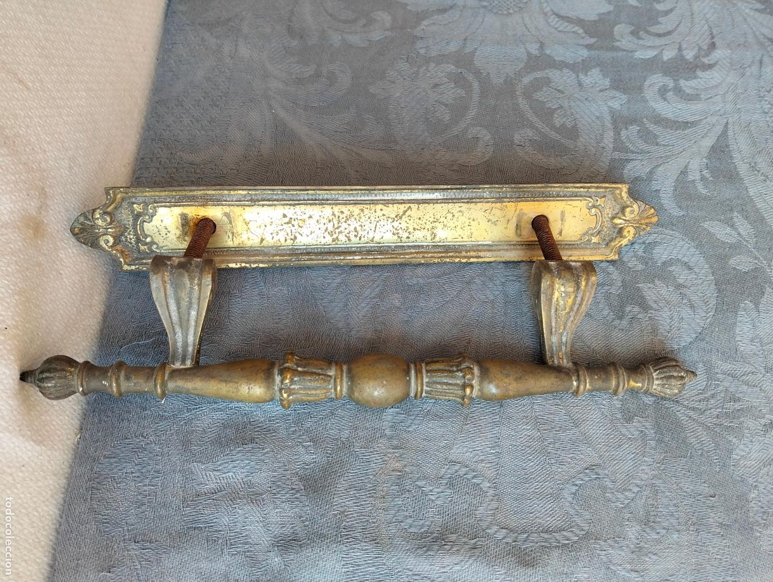 Antig&uuml;edades: Tirador maneta de puerta de entrada de piso o casa de bronce lat&oacute;n labrado de los a&ntilde;os 50