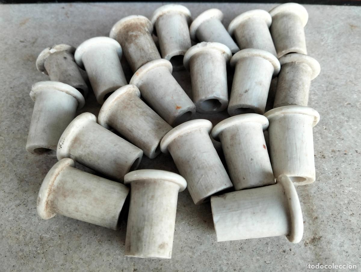Antig&uuml;edades: Aislador pasa cables a cuadro agujeros material el&eacute;ctrico antiguo porcelana blanca 20 un. a&ntilde;os 20-30