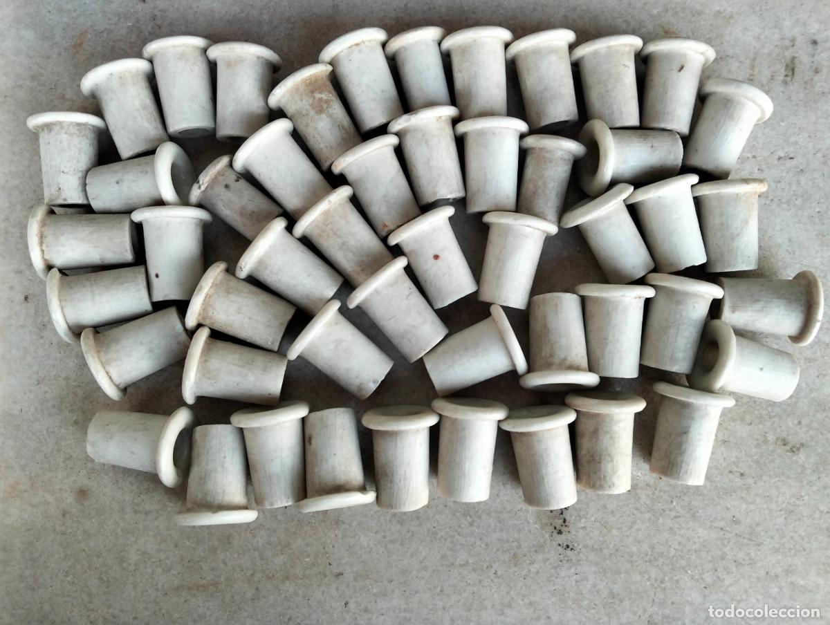 Antig&uuml;edades: Aislador pasa cables a cuadro agujeros material el&eacute;ctrico antiguo porcelana blanca 50 un. a&ntilde;os 20-30