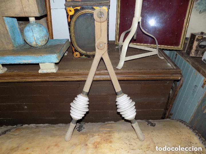 Antig&uuml;edades: ANTIGUAS PINZAS 70CM PARA FUSIBLES ALTA TENSI&Oacute;N CER&Aacute;MICA, MADERA, COBRE 70CM
