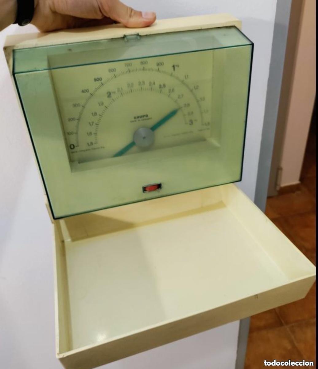 Antig&uuml;edades: Balanza b&aacute;scula vintage de pared marca Krups con tapa blanca
