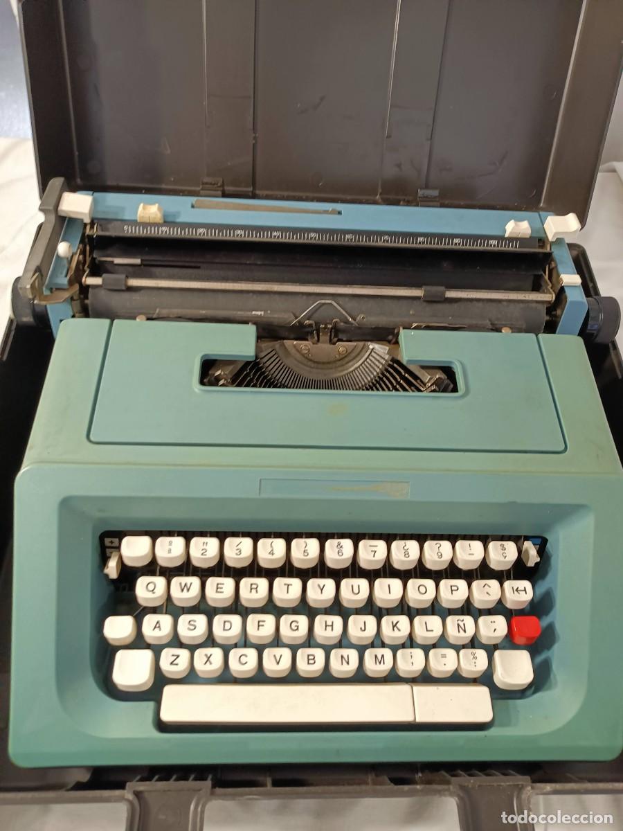 Antig&uuml;edades: M&aacute;quina de escribir port&aacute;til Olivetti Studio 46 de color verde/azulado A&ntilde;os 1970. Maleta transporte.