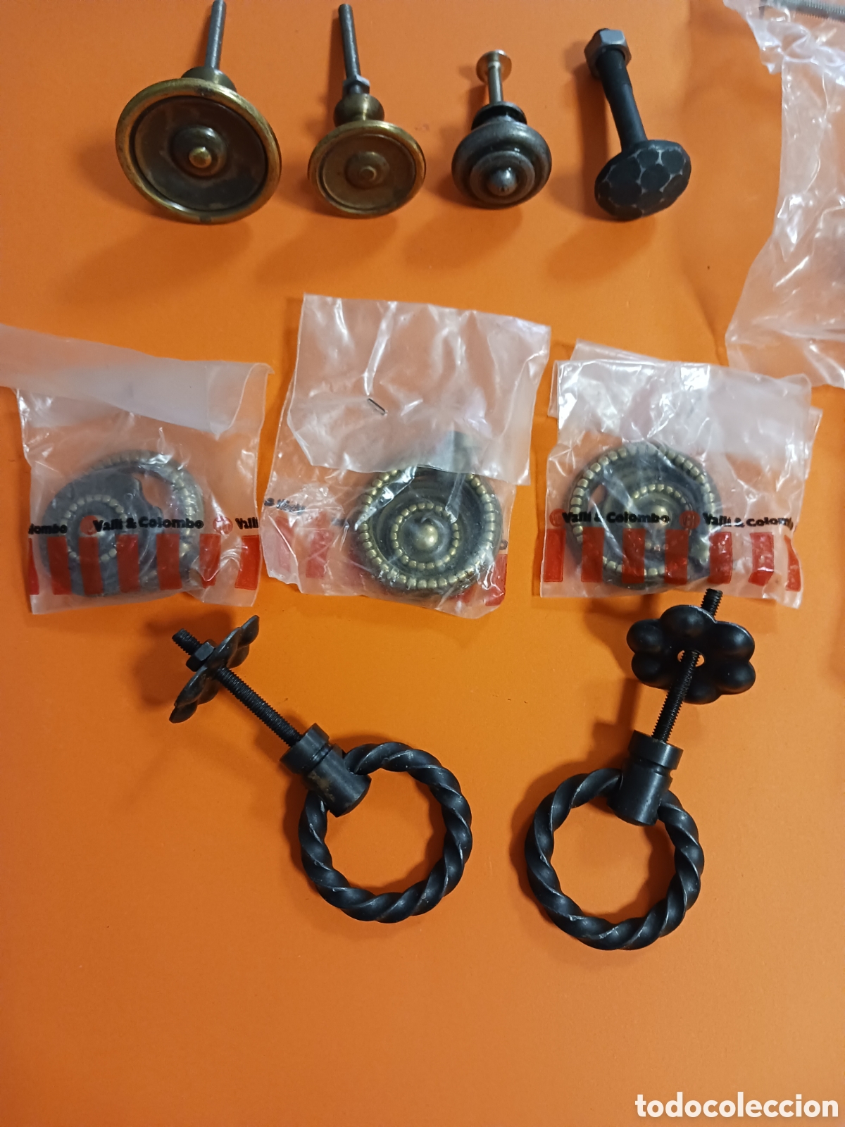 Antig&uuml;edades: Lote de pomos tiradores de bronce, hierro.