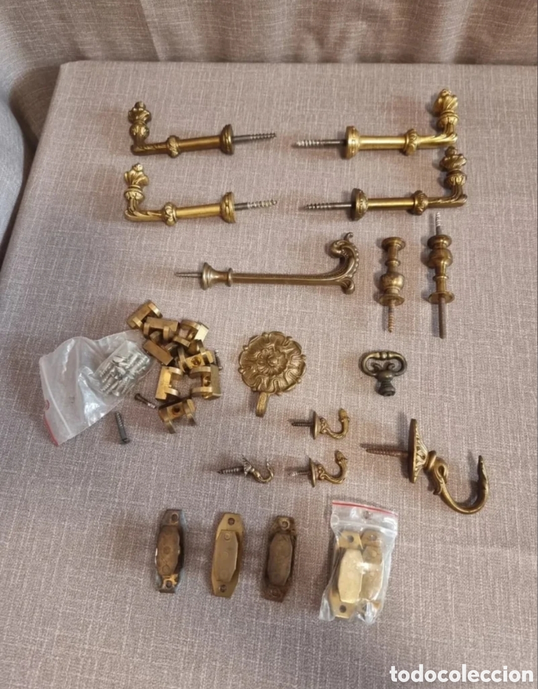 Antig&uuml;edades: Lote de herrajes para puertas y muebles, bronce y laton.