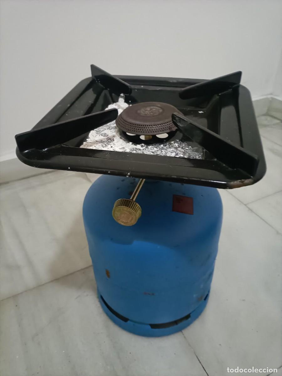 Antig&uuml;edades: BOMBONA DE GAS CAMPING GAS AZUL CON SOPORTE PARA COCINAR.