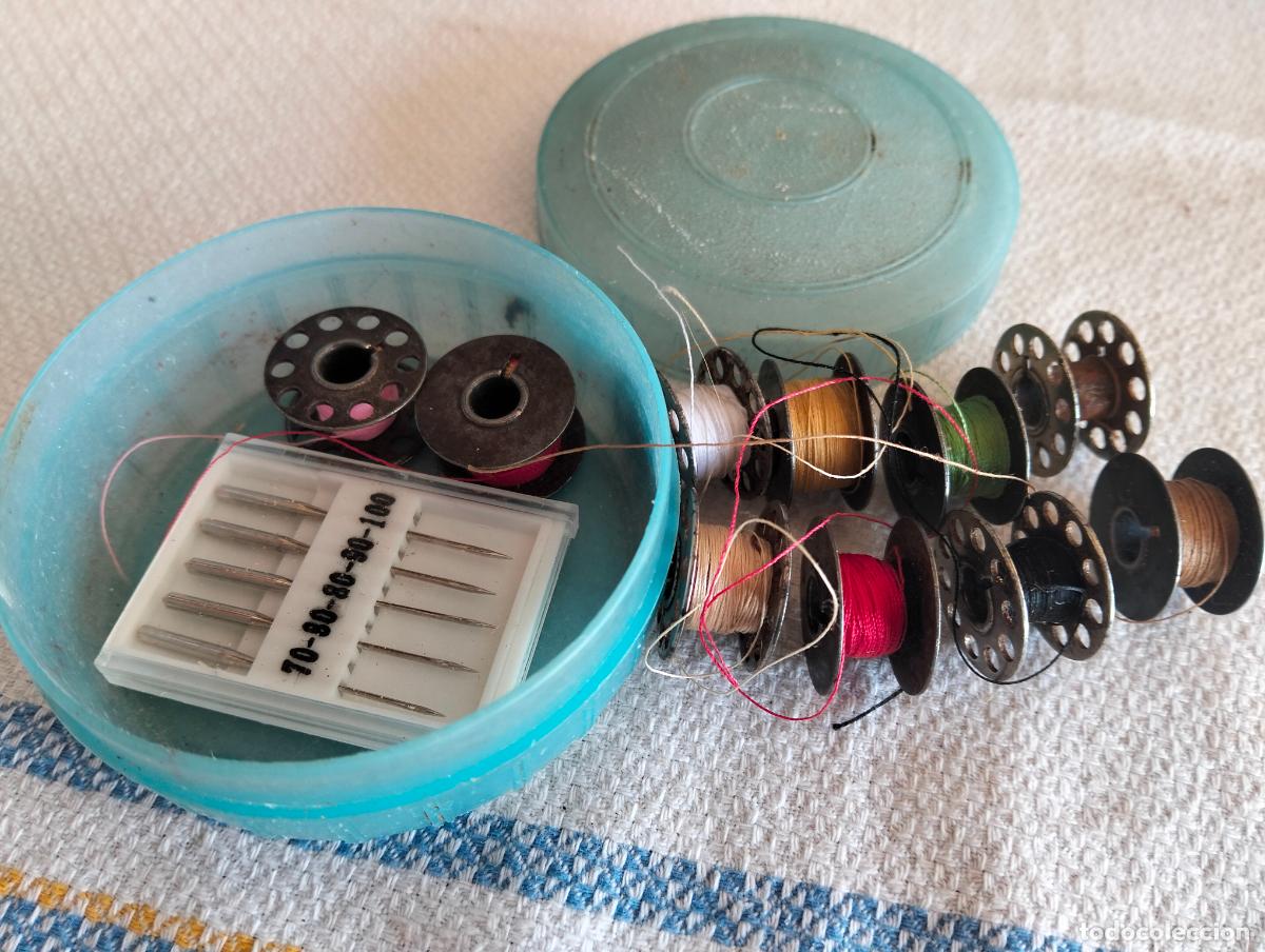 Antig&uuml;edades: Lote hilo de coser antiguo con peque&ntilde;as bobinas canillas maquina coser caja pl&aacute;stico azul agujas 60s