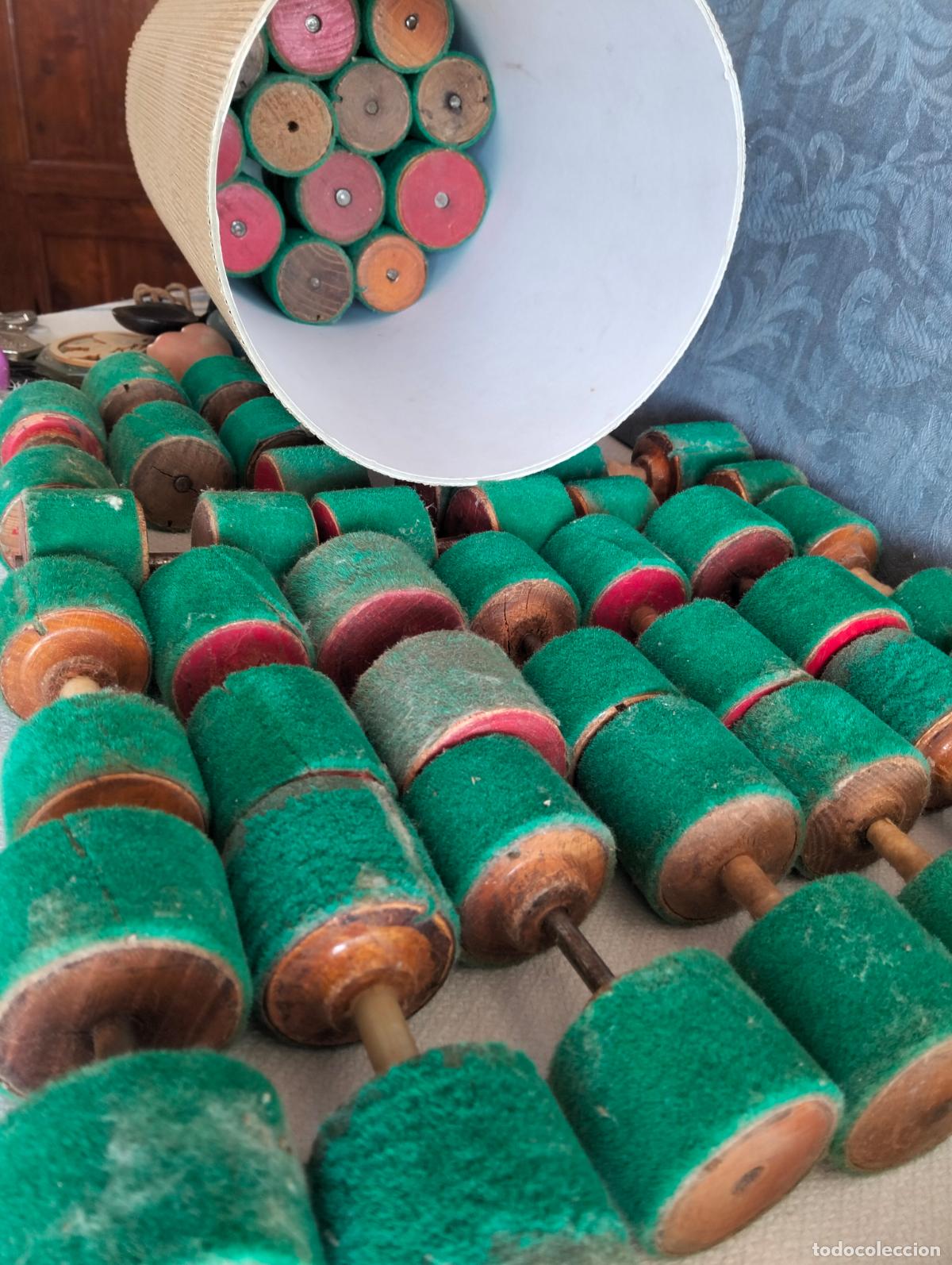Antig&uuml;edades: Lote rollos rodadores de madera marr&oacute;n y verde industriales de industria textil o similar a&ntilde;os 40-50
