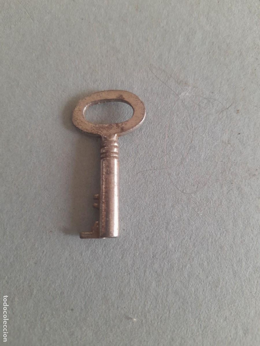 Antig&uuml;edades: peque&ntilde;a llave hueca para vitrina o parecido 3cm aprox, pata 3mm aprox