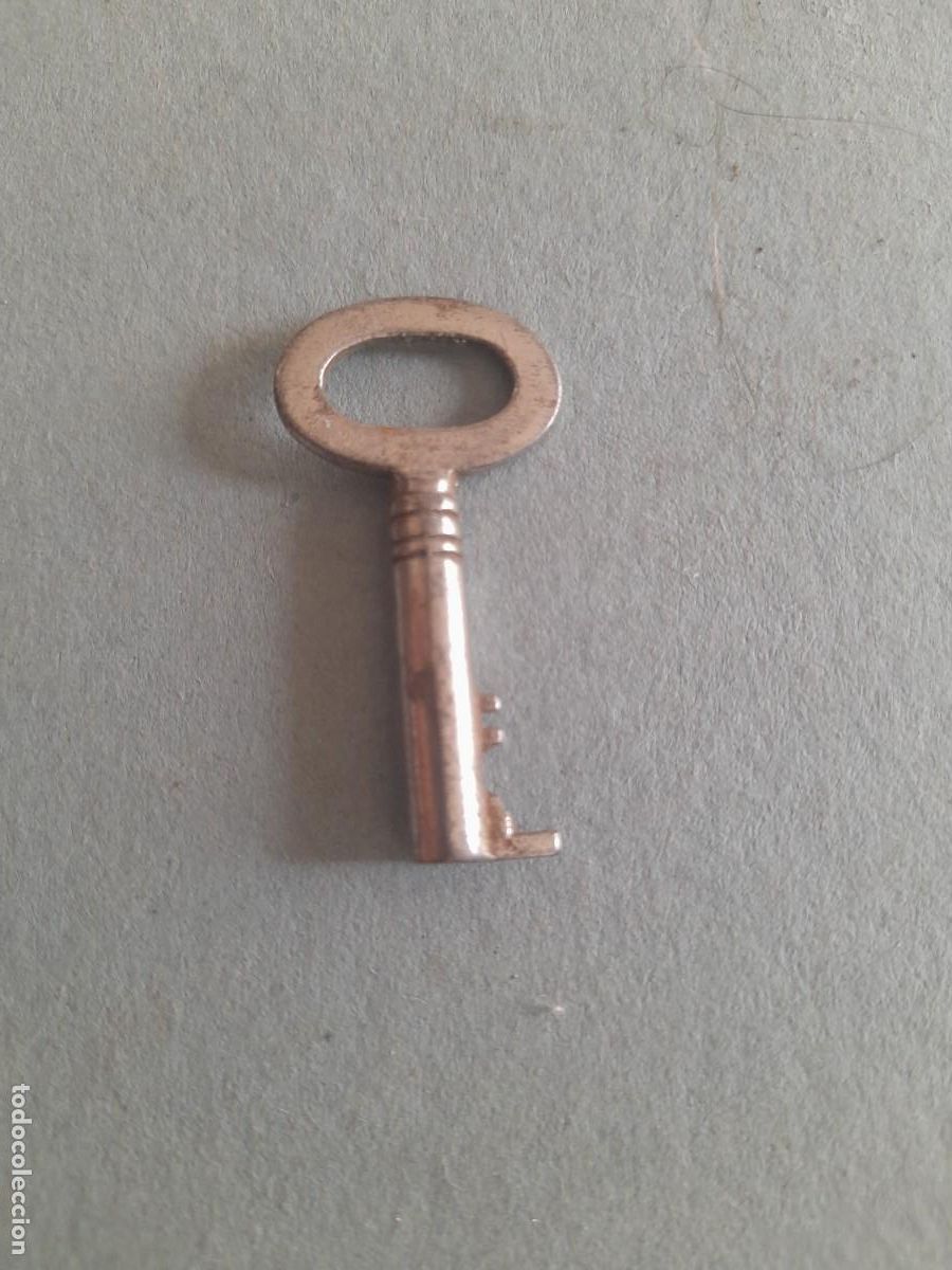 Antig&uuml;edades: peque&ntilde;a llave hueca para vitrina o parecido 3,7cm aprox, pata 3mm aprox
