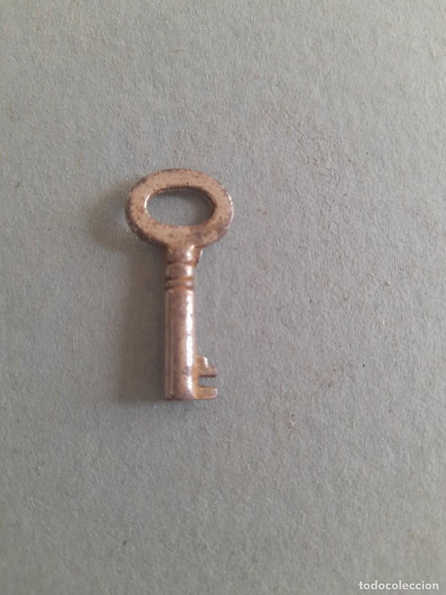 Antig&uuml;edades: peque&ntilde;a llave hueca para vitrina o parecido 3cm aprox, pata 3mm aprox