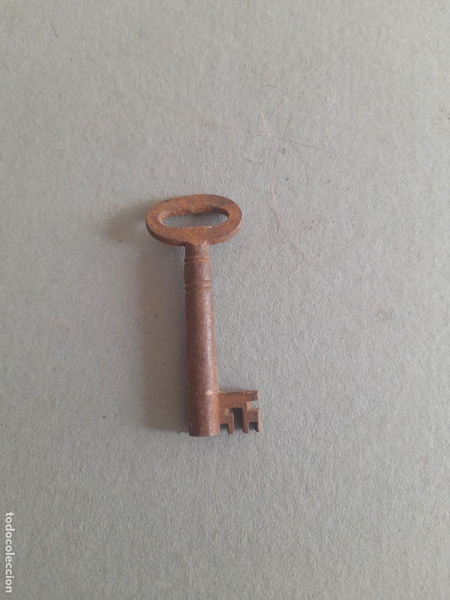 Antig&uuml;edades: peque&ntilde;a llave hueca para vitrina o parecido 4,7cm aprox, pata 8mm aprox